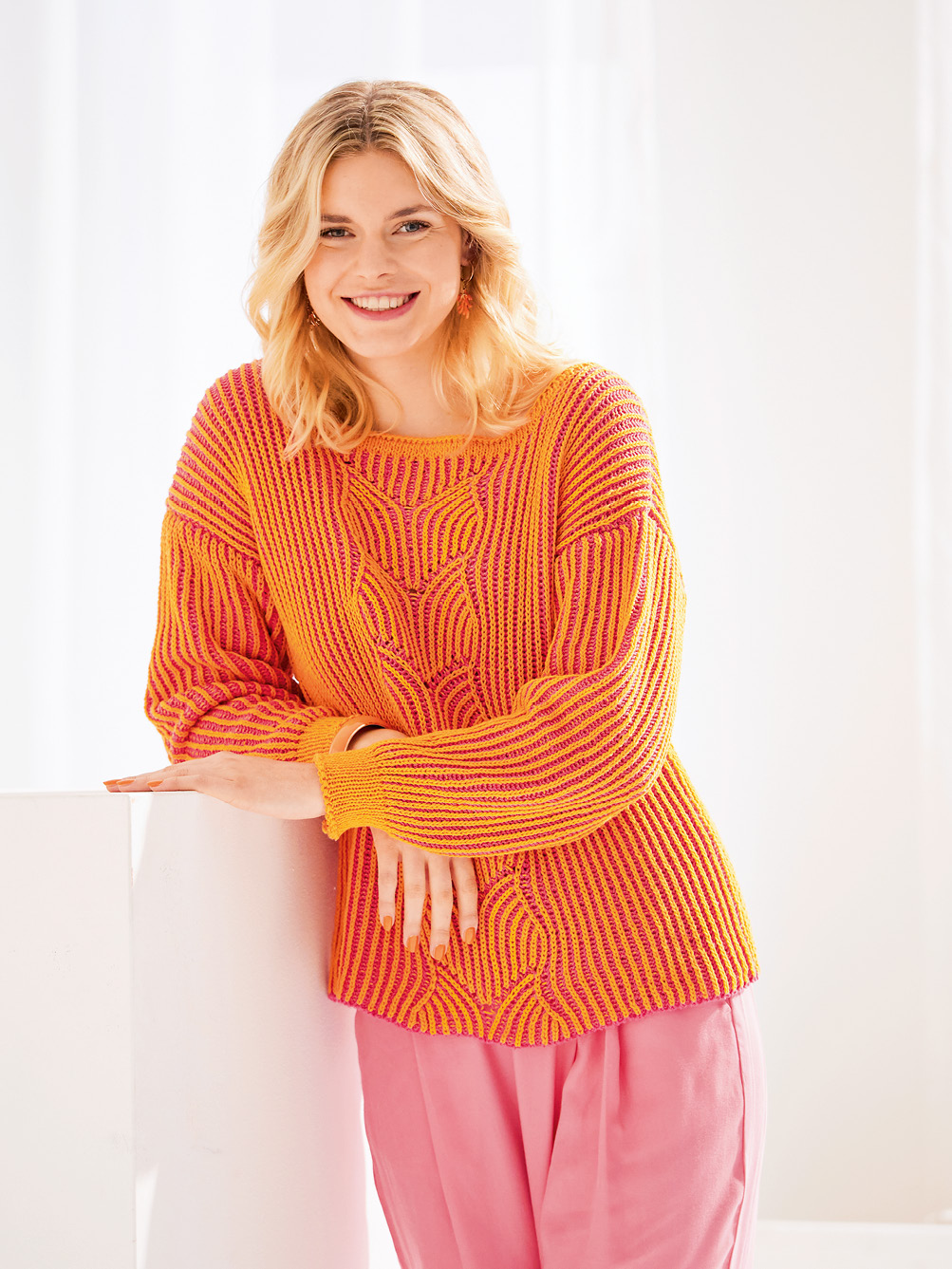 Modellansicht Bild 1: Pulli im zweifarbigem Patentmuster in Orange/Fuchsia