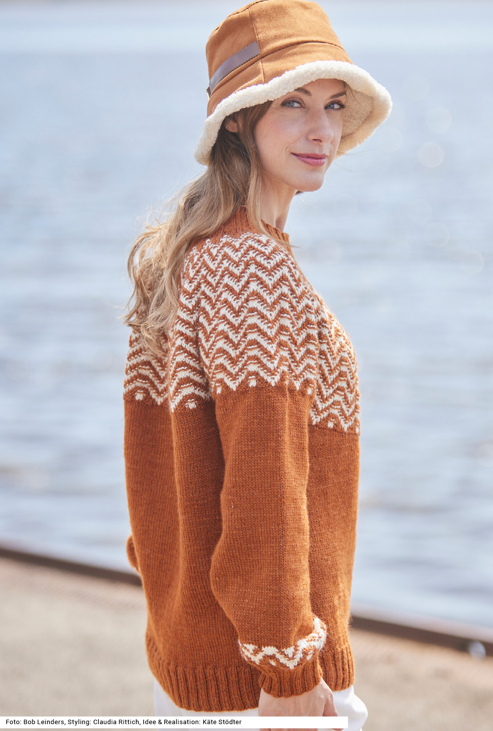 Modellansicht Bild 4: Pullover mit Norwegerpasse in Zimtbraun und Natur