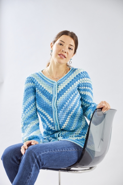 Modische, handgemachte Strickjacke in Blau mit Zickzackmuster; akzentuierter Schnitt.