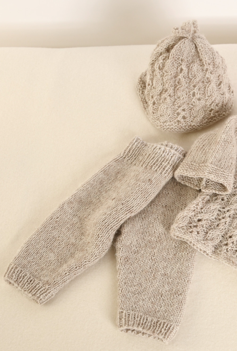 Modellansicht Bild 5: Strick-Set aus Mütze, Jacke und Hose in Beige fürs Baby