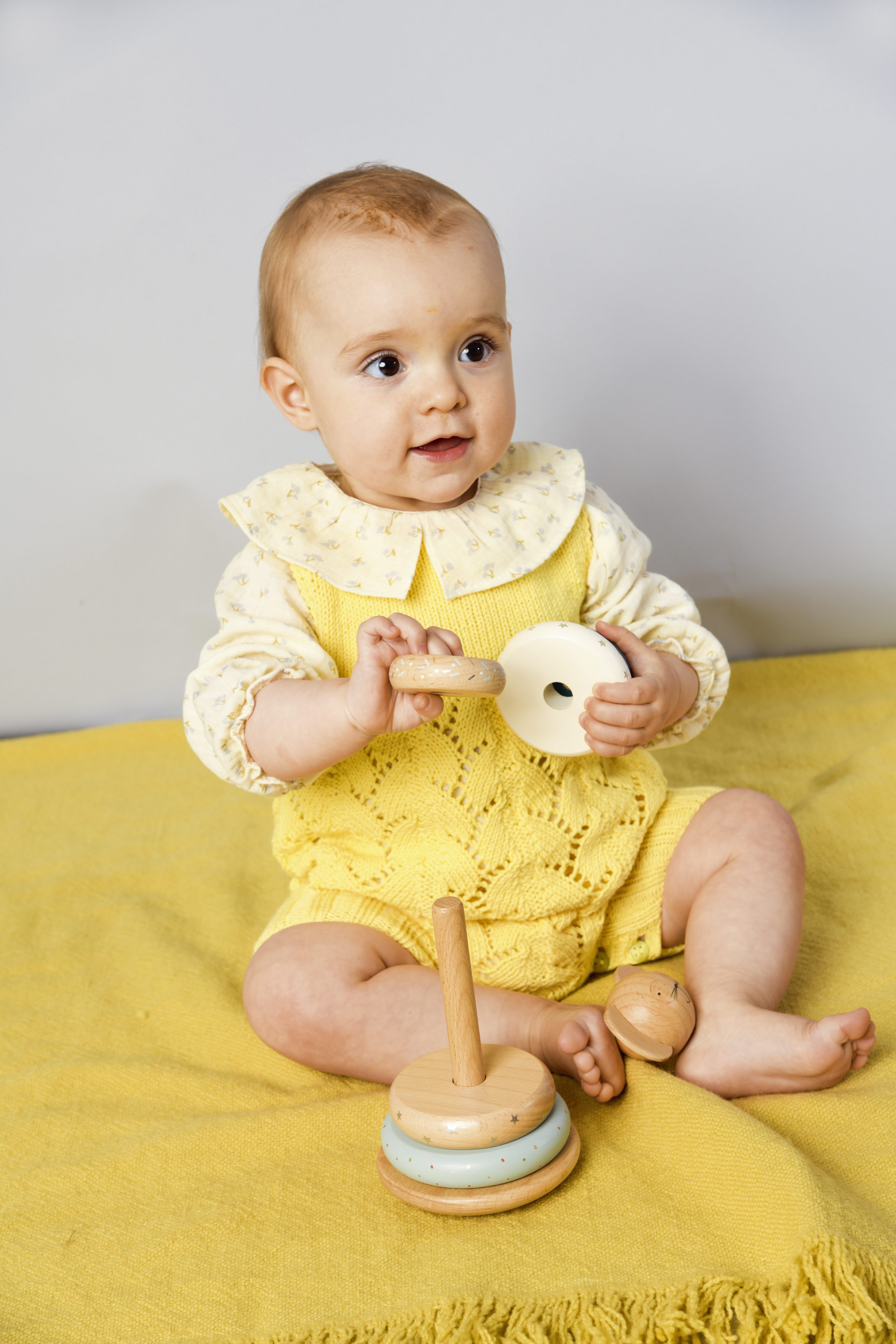 Modischer gelber Strick-Overall, handgemacht, mit Spitze und gemustertem Kragen. Strickmuster betont DIY-Stil.