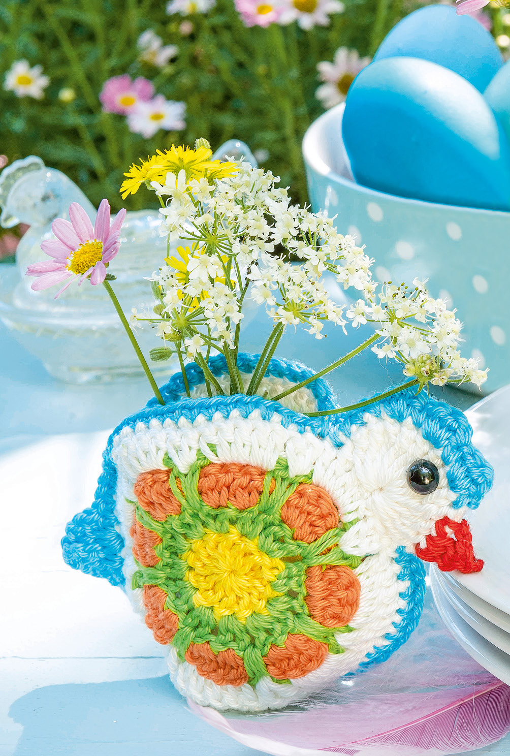 Modellansicht Bild 3: Kunterbunte gehäkelte Granny-Hühner-Anhänger und -Eierbecher