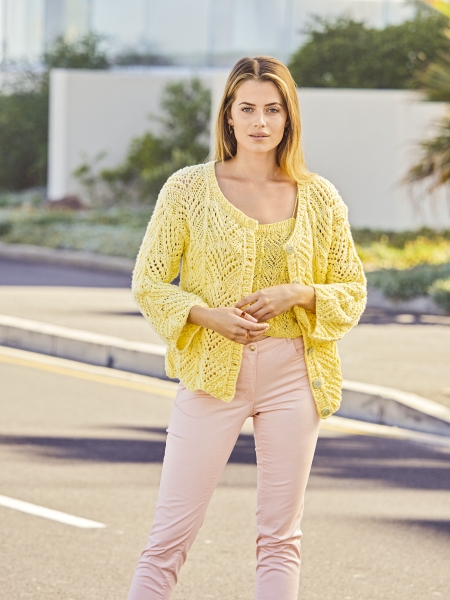 Leichtes, gelbes, handgemachtes Strickensemble; modisch, luftige Muster, kombiniert mit pastellfarbenen Hosen.