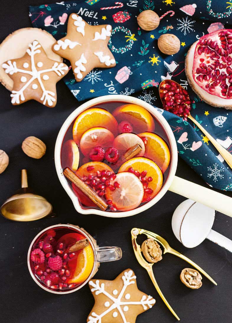 DIY, selbstgemachte Kekse in Sternform, warme, gewürzte Getränke mit Zitrusfrüchten, leuchtende Farben, weihnachtlich.