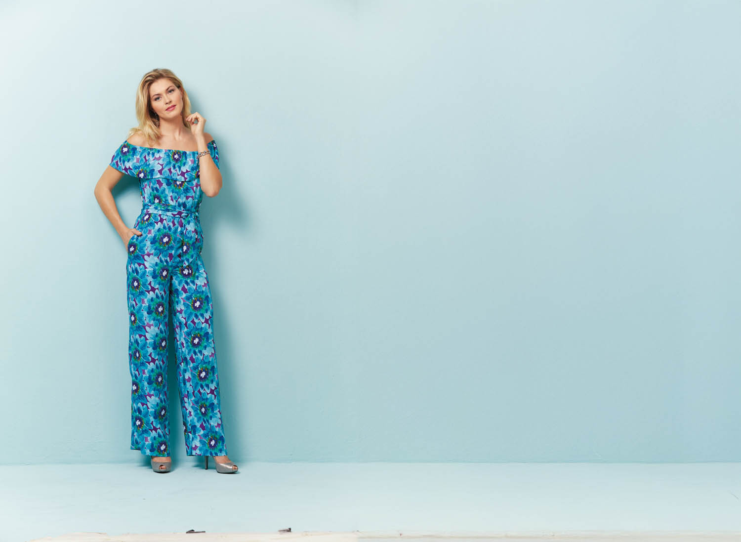Modischer Jumpsuit in Türkis mit floralen Mustern, off-shoulder, weiter Schnitt. DIY-Design, handgemacht.