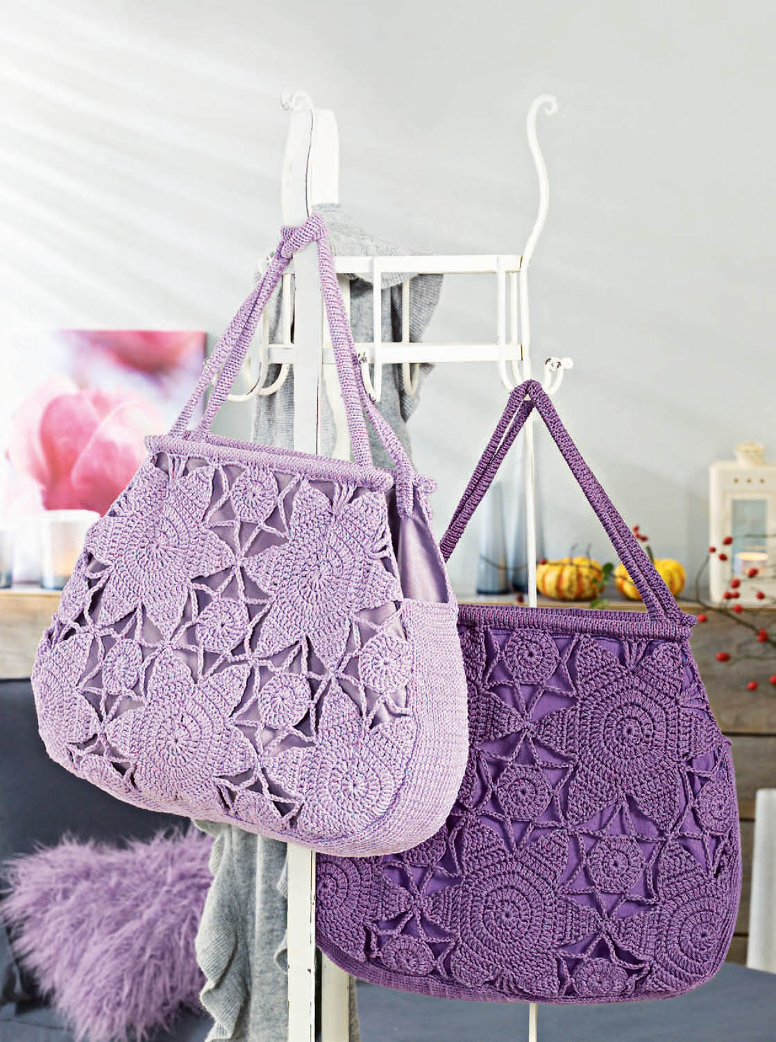 Zwei lila Handtaschen mit kunstvollen Häkelmustern, elegant, handgemacht, DIY-Stil.