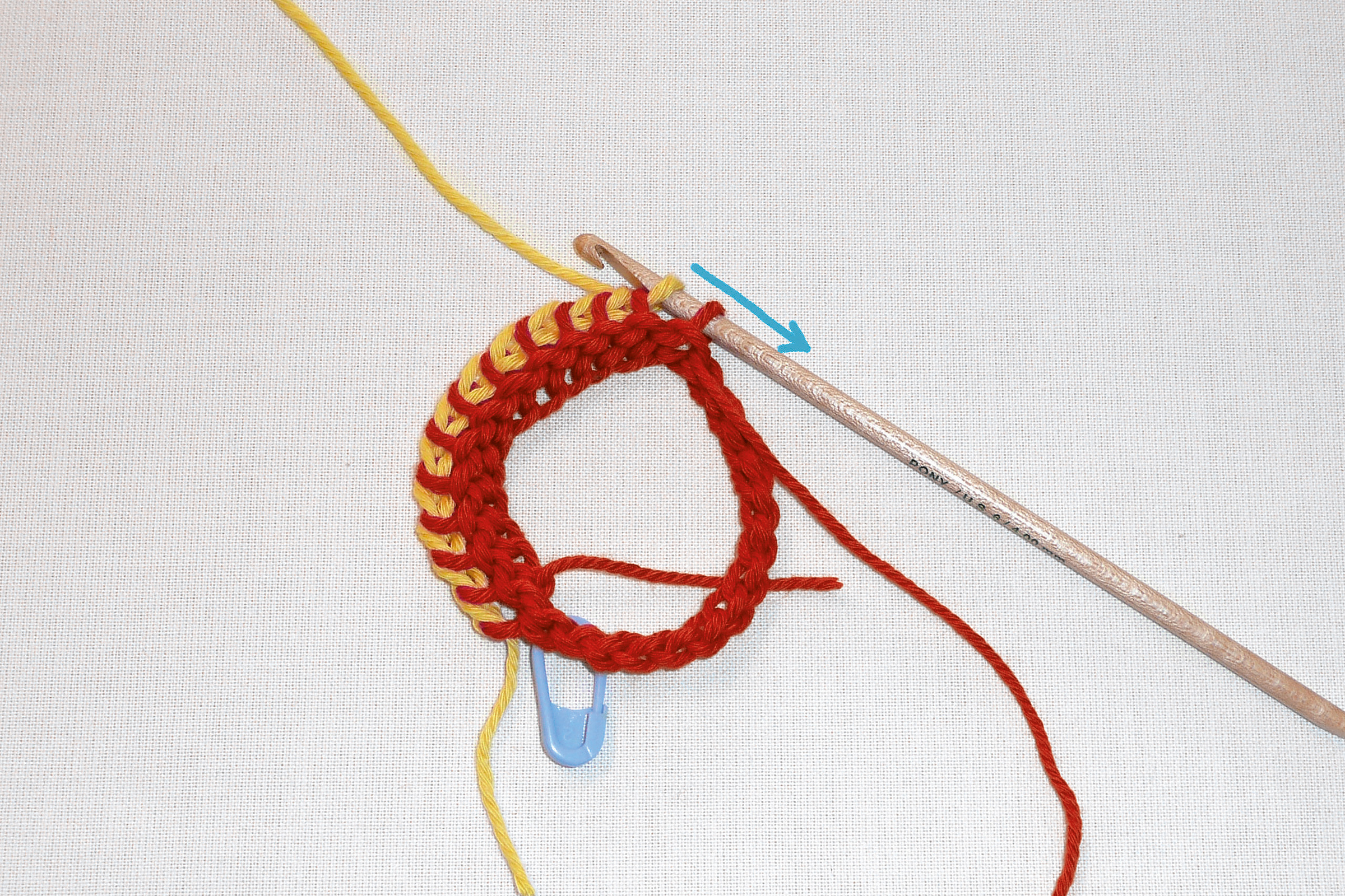 Modisch, zweifarbiges DIY-Häkelstück in Rot und Gelb, runde Form, handgemacht mit innovativer Technik.