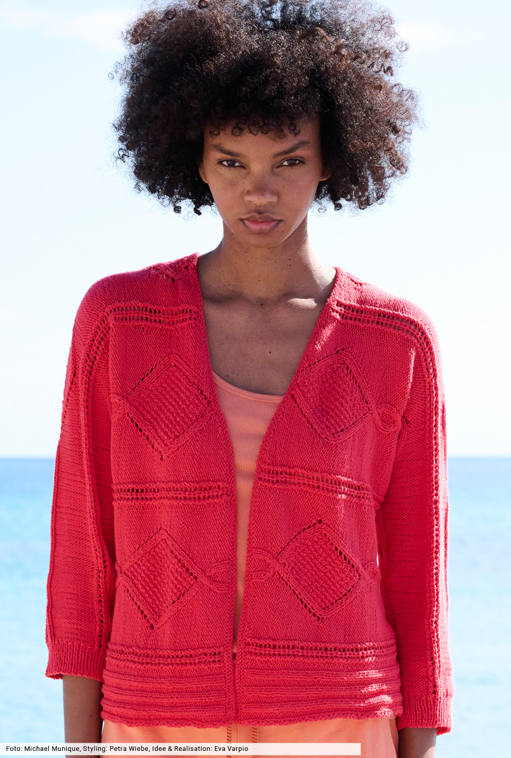 Modellansicht Bild 2: Quergestrickte Jacke