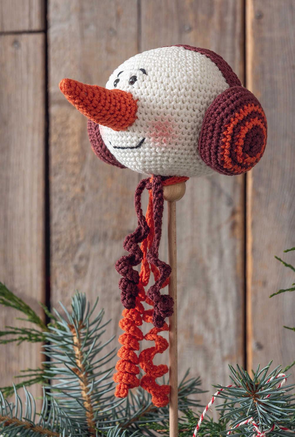 Gestrickte Schneemannstecker-Bande als Baumschmuck