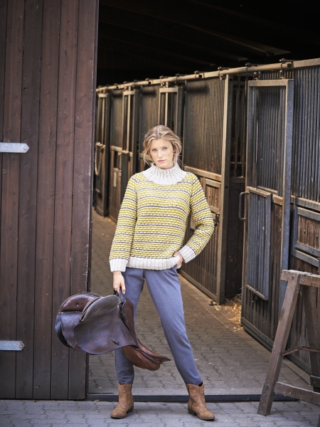 Gestreifter Pullover in Gelb-Weiß, handgemacht. Lockere Jeans, braune Boots, rustikaler Flair, modisch und bequem.