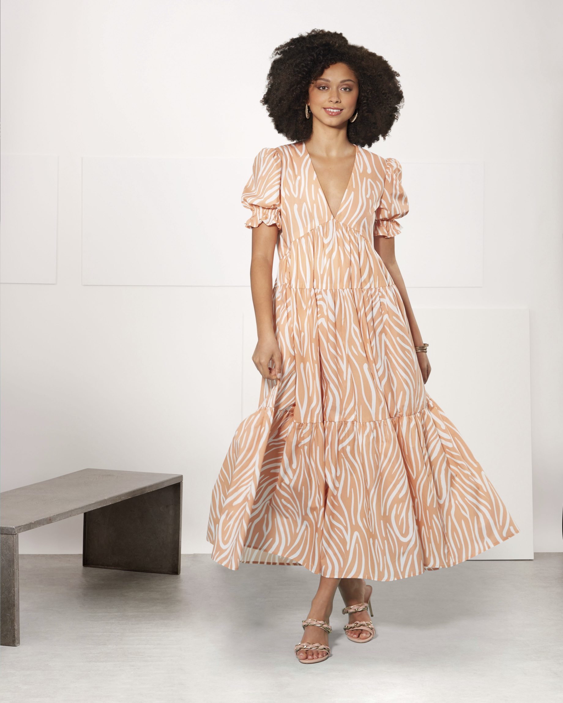 Langes Kleid mit V-Ausschnitt, puffigen Ärmeln, beige-weiße Zebra-Streifen, modisch, luftig, eleganter Schnitt.