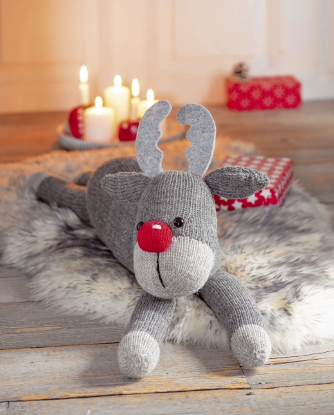 Grau gestricktes Rentier mit roter Nase. Handarbeit, weiche Wolle, DIY-Charme, modischer Hingucker.