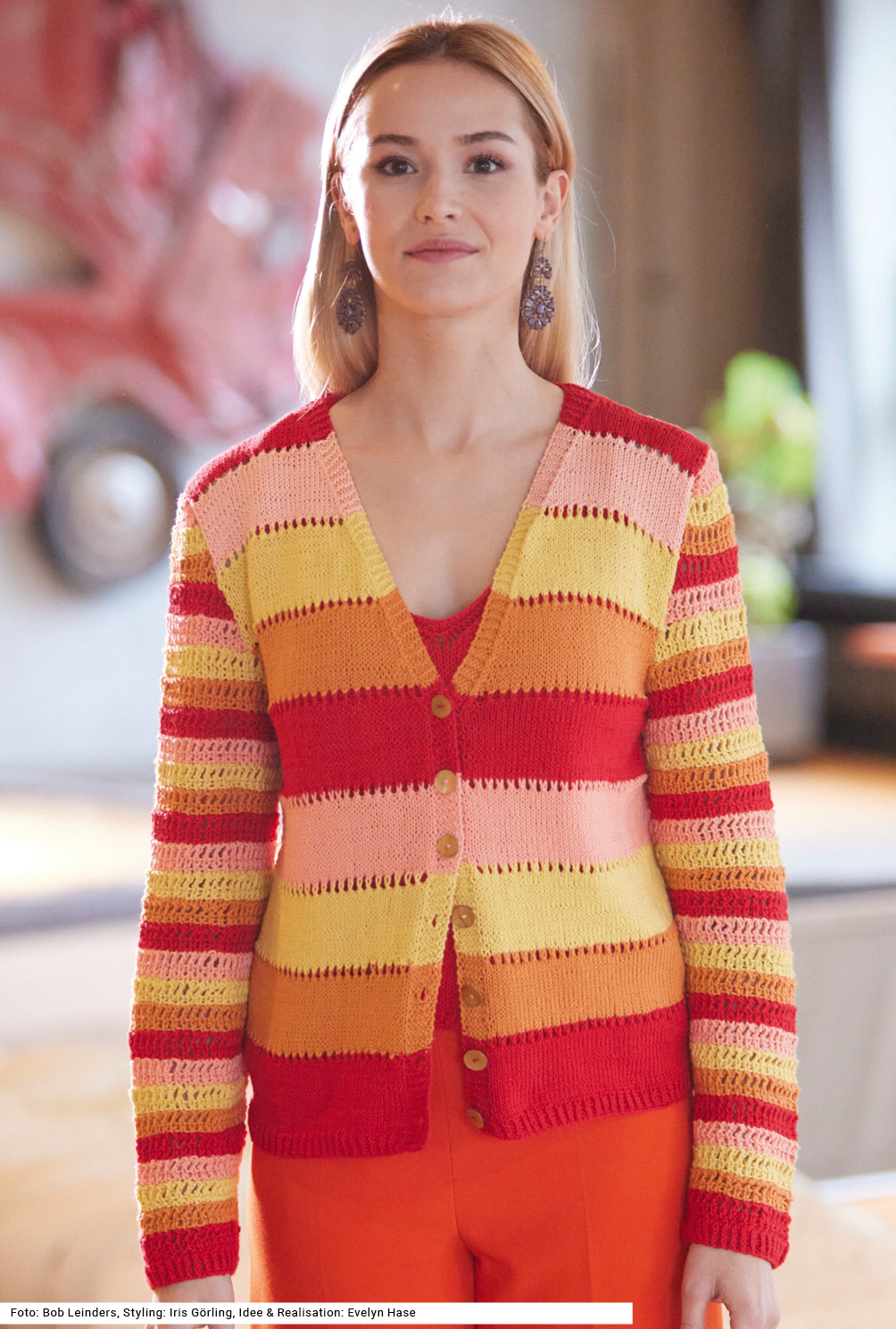 Modellansicht Bild 6: Gestreifte Jacke in Rot, Orange, Lachs und Gelb mit rotem Top