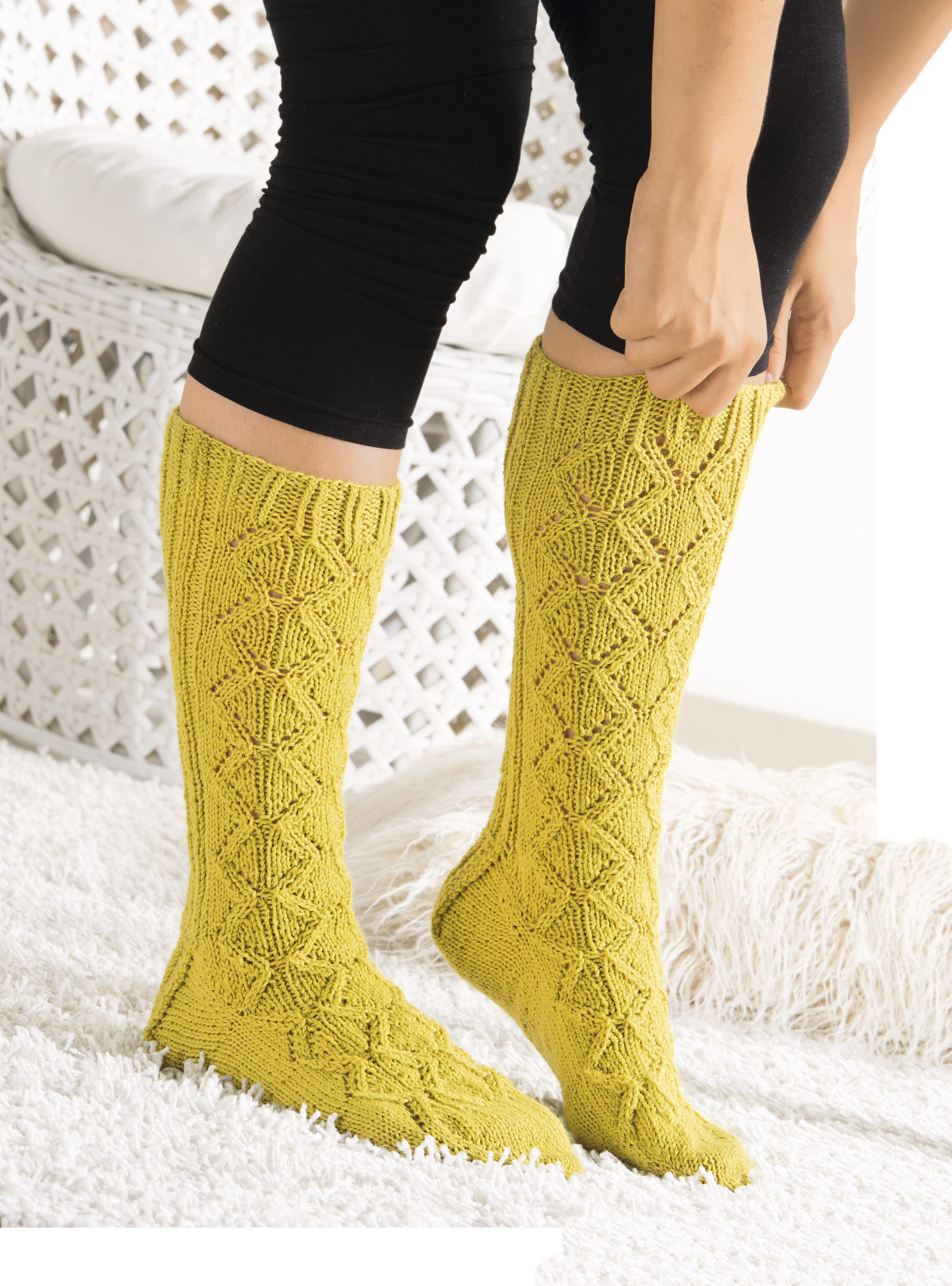 Gelbe, handgemachte Socken mit Rautenmuster. Stilvoll und gemütlich.