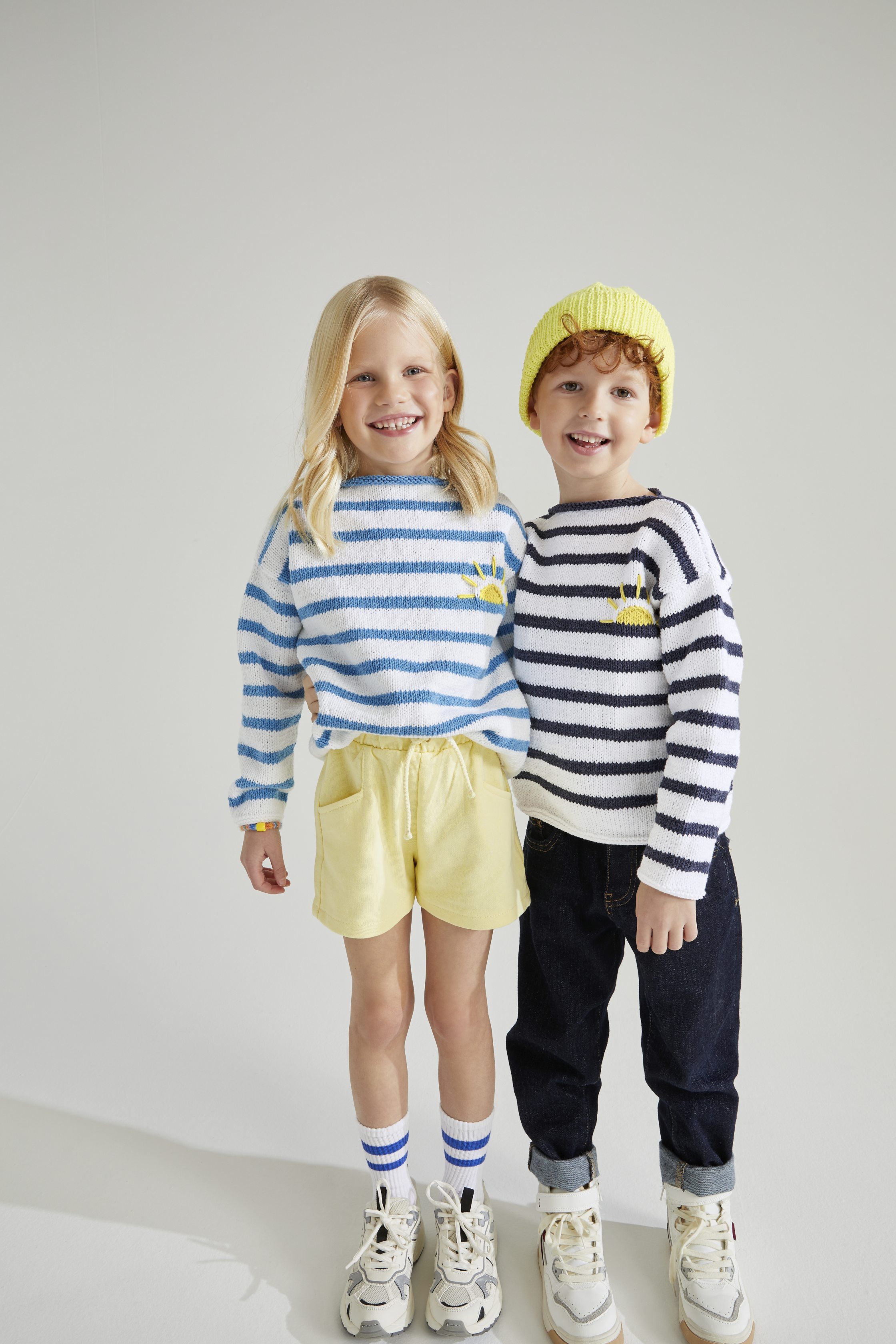 Gestreifte Pullover in Blau und Weiß, gelbe Akzente, sportlich lässig. Modisch, DIY-Einflüsse.