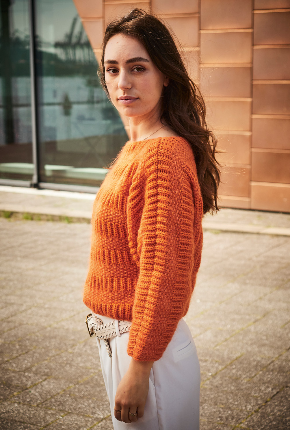 Modellansicht Bild 3: Pulli mit Musterstreifen in Orange