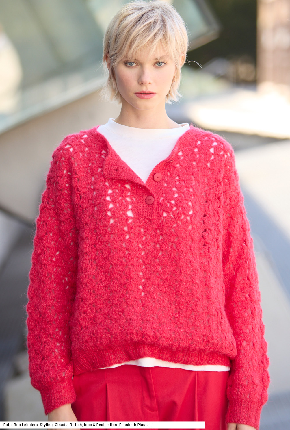 Modellansicht Bild 2: Häkelpullover mit Poloausschnitt