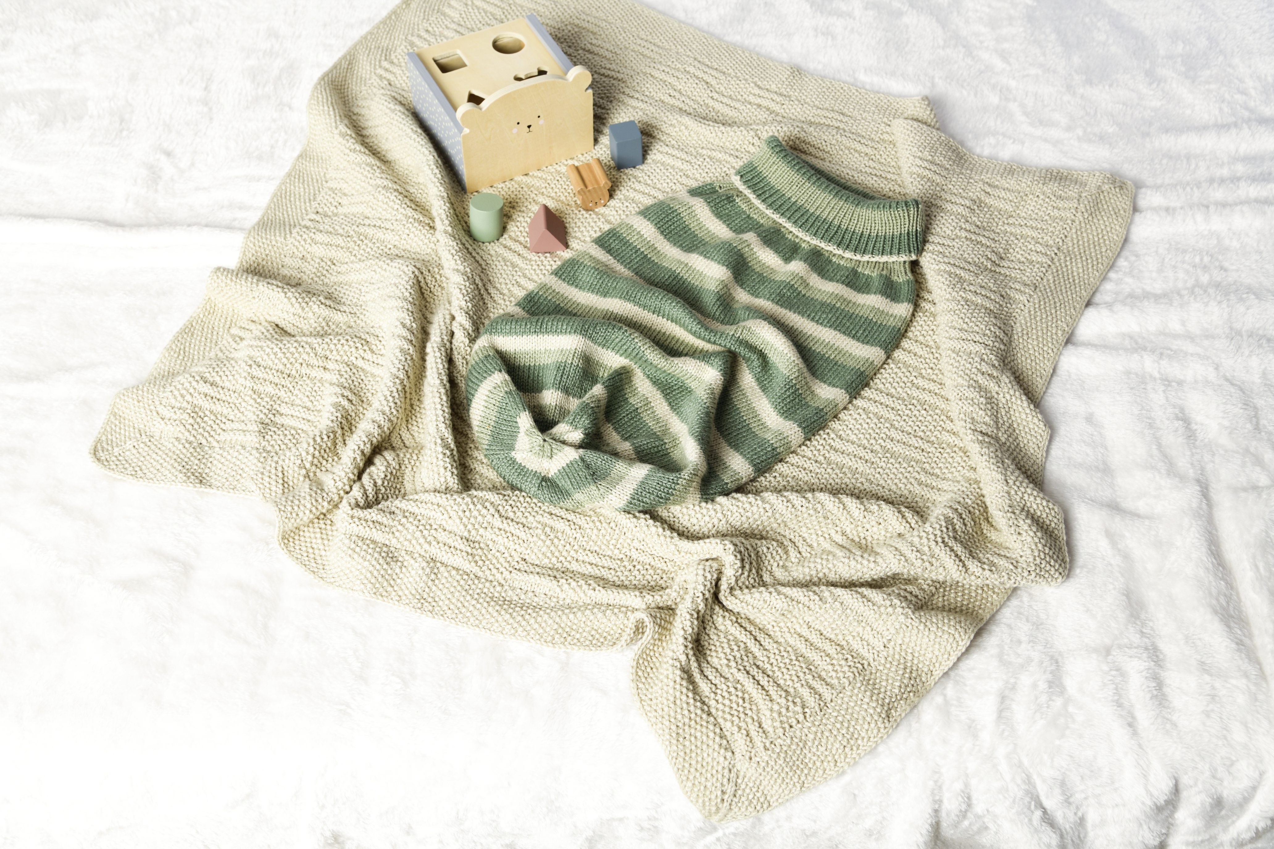 Grüner, gestreifter Strickpullover. Modisch, handgemacht. Weicher Rollkragen und dezente Farbkombination.