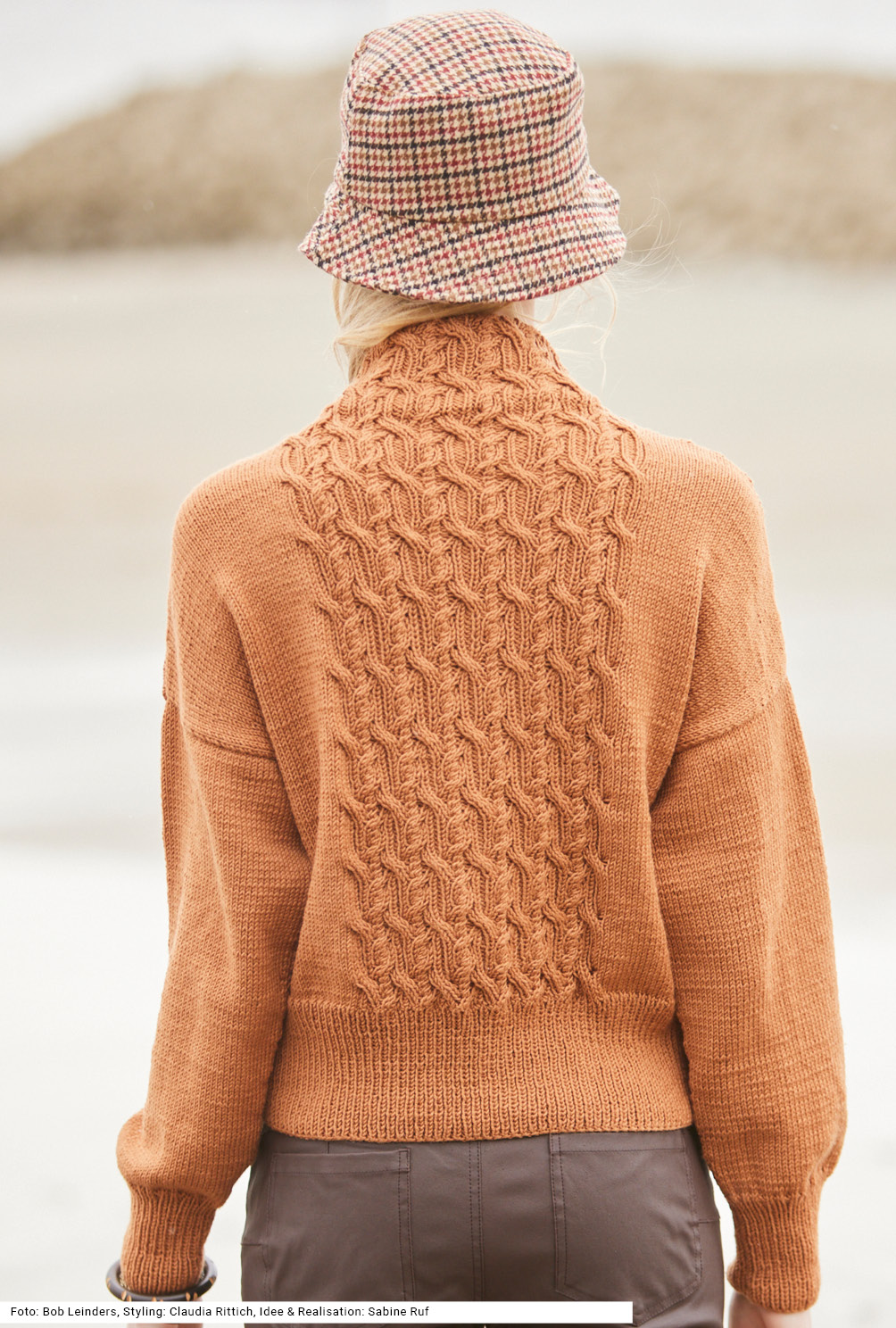 Modellansicht Bild 5: Pulli mit Zöpfen und Stehkragen in Karamellbraun