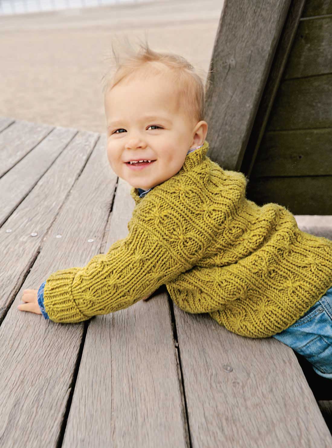Olivgrüner Strickpulli, grobes Zopfmuster, modisch und handgemacht. Perfekt für gemütliche Tage.