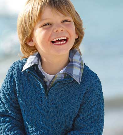 Blauer Strickpullover, handgemacht; kariertes Hemd, schick und modern.