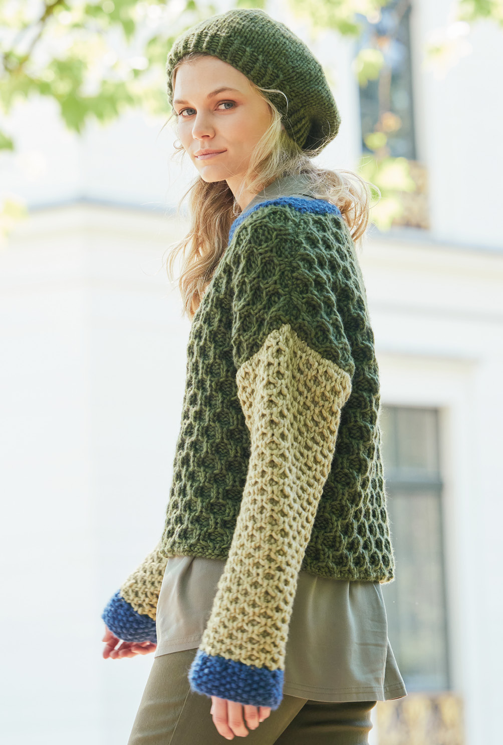 Modellansicht Bild 2: Pulli in Moos- und Lindgrün und Baskenmütze in Moosgrün