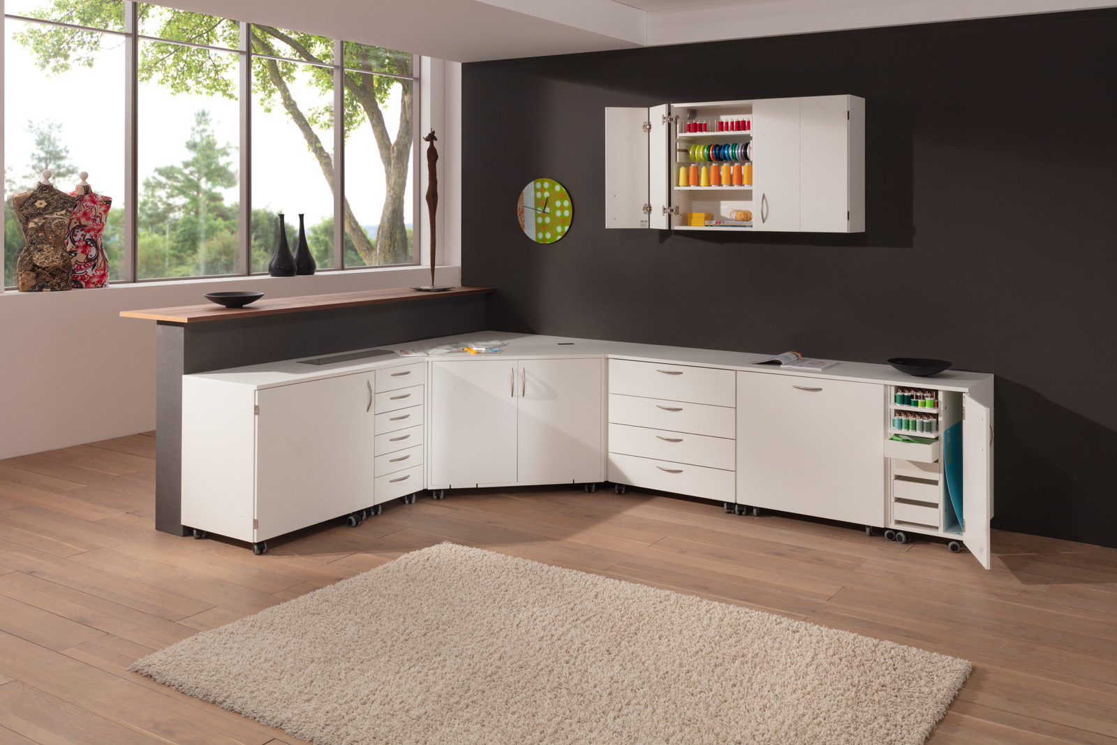 Modische Schneiderbüsten, bunte Garne, funktionale Weißtöne, DIY-Nähraum, handwerkliche Details, kreatives Design.