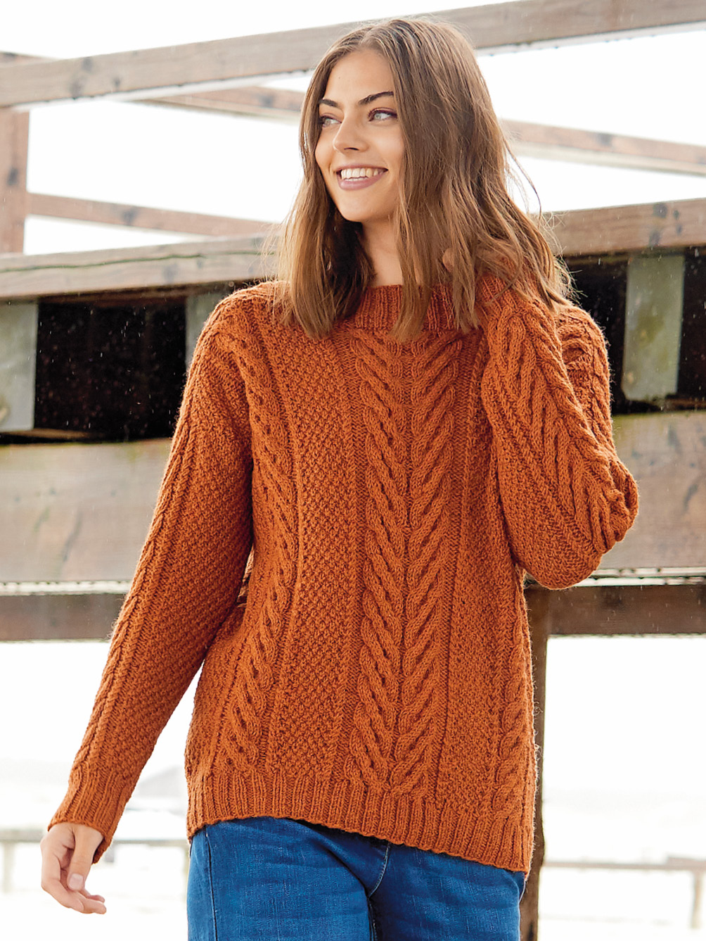Musterpulli mit Schulterpasse in Kürbisbraun Modellansicht Bild 1: Musterpulli mit Schulterpasse in Kürbisbraun