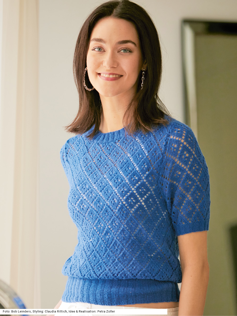Modellansicht Bild 1: Blauer Pulli im Rautenmuster