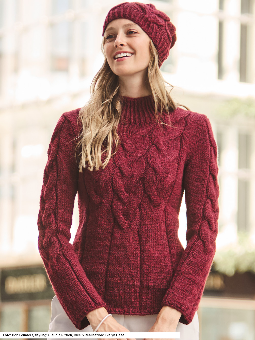 Modellansicht Bild 1: Pullover und Mütze mit Zöpfen