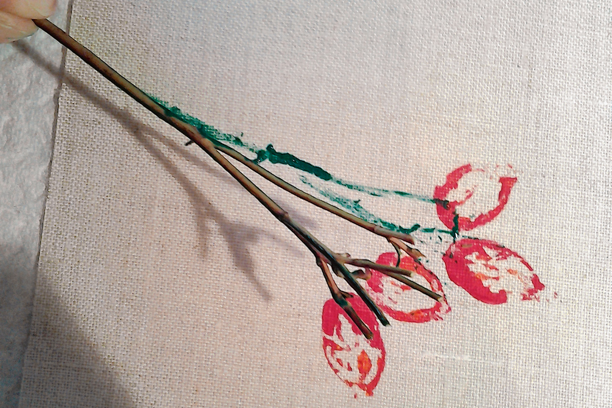 Handgemachter Stoffdruck, rotes und grünes Blattmuster, naturinspiriert, DIY, einzigartig, minimalistisch.