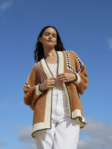 Selbstgemachter, grob gestrickter Cardigan in Braun und Creme mit geometrischem Muster, lässig und stilvoll.