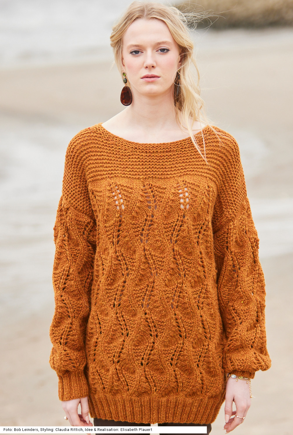 Modellansicht Bild 2: Pulli mit Ajourmuster in Rostbraun