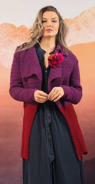 Modische, handgemachte Strickjacke in Lila-Rot mit Blumenakzent, lässiger Schnitt, strukturierte Muster.