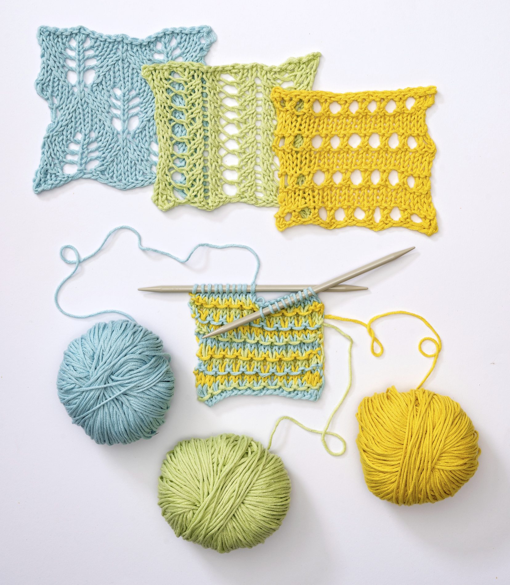 Handgestrickt, DIY. Gelb, Blau, Grün; luftige Muster, modisch und einzigartig.