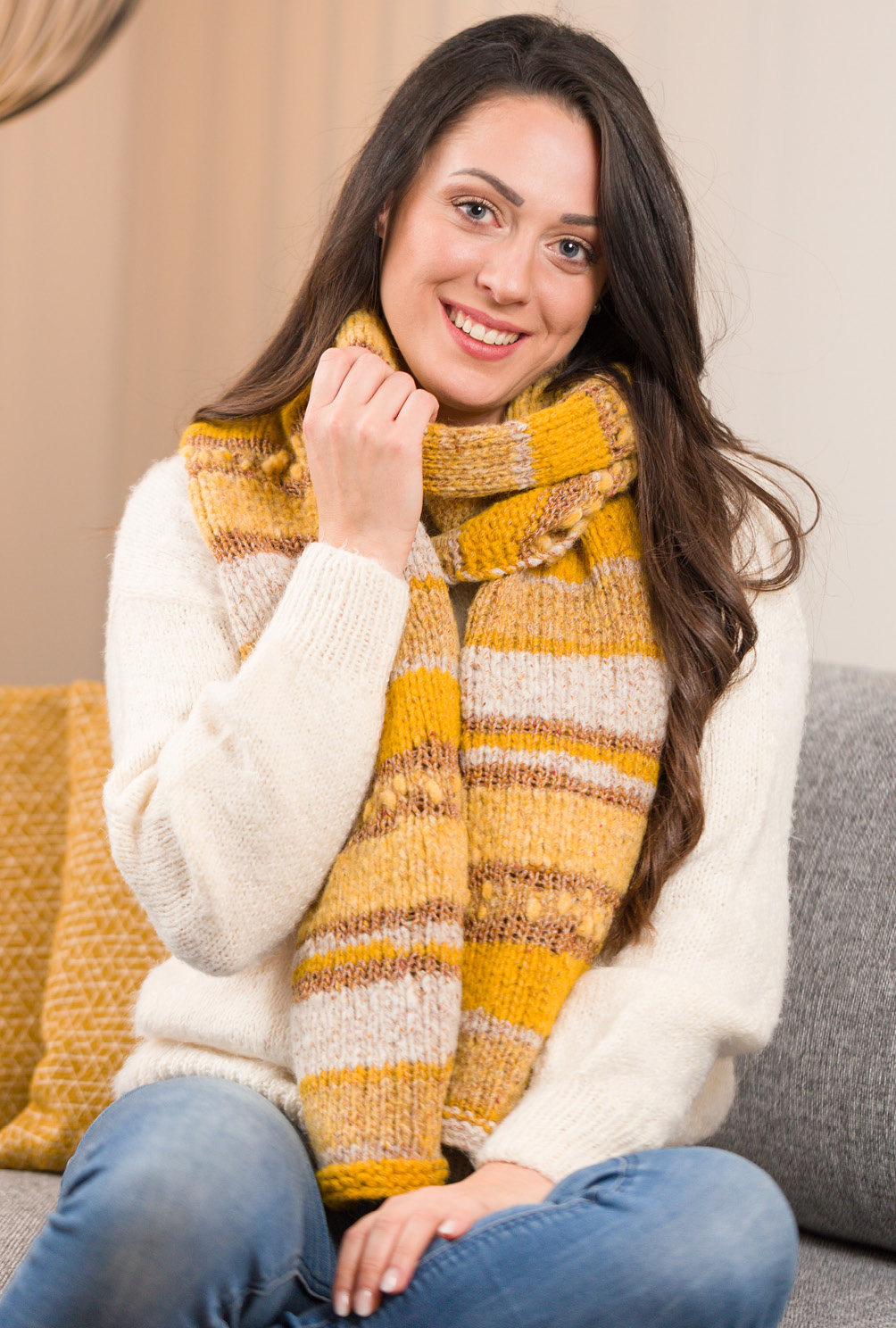 Modellansicht Bild 3: Amber - Schal in gelb-beigem Farbverlauf