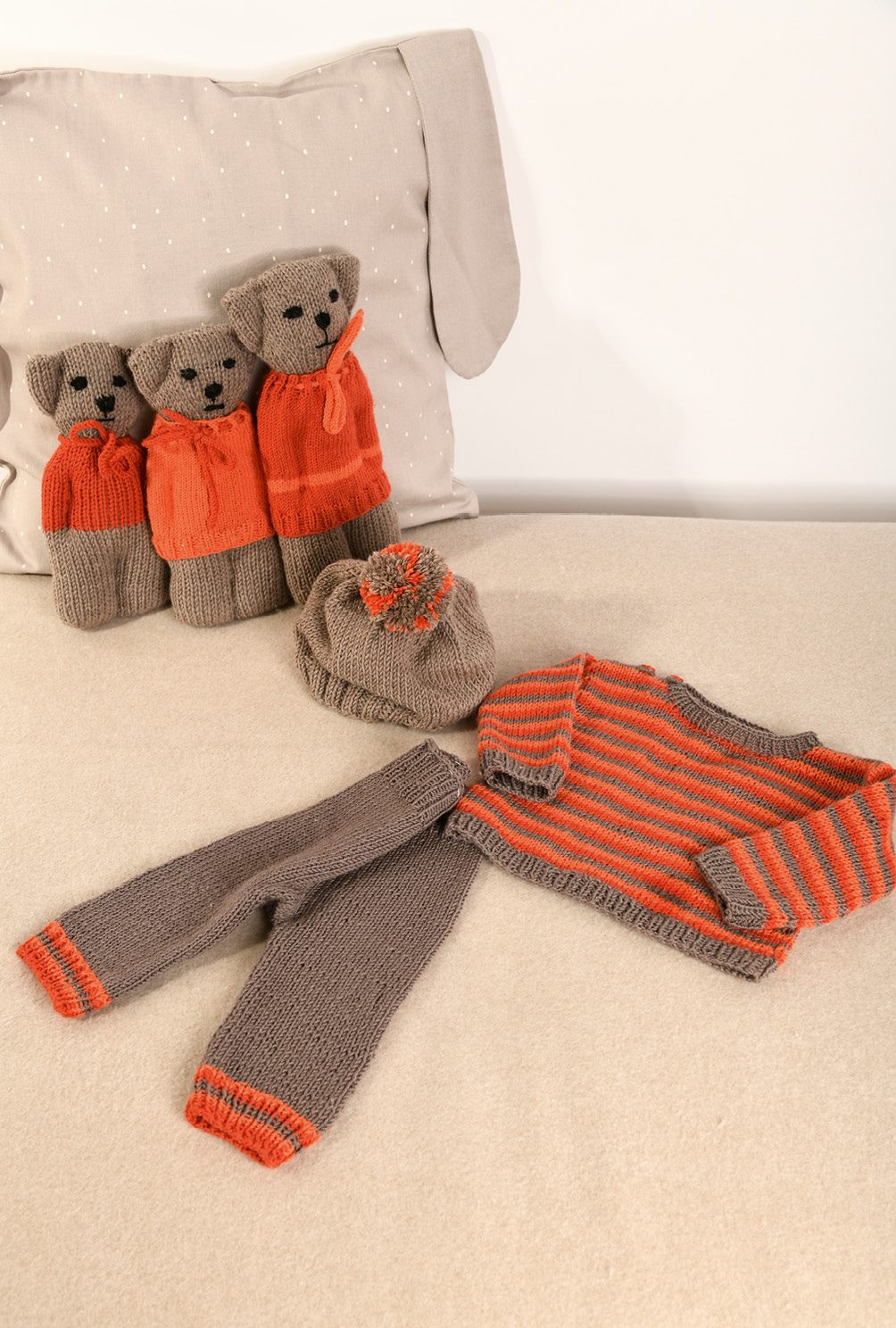 Strick-Set aus Babymütze, -pulli, -hose und Kuschelteddyfamilie in Graubraun