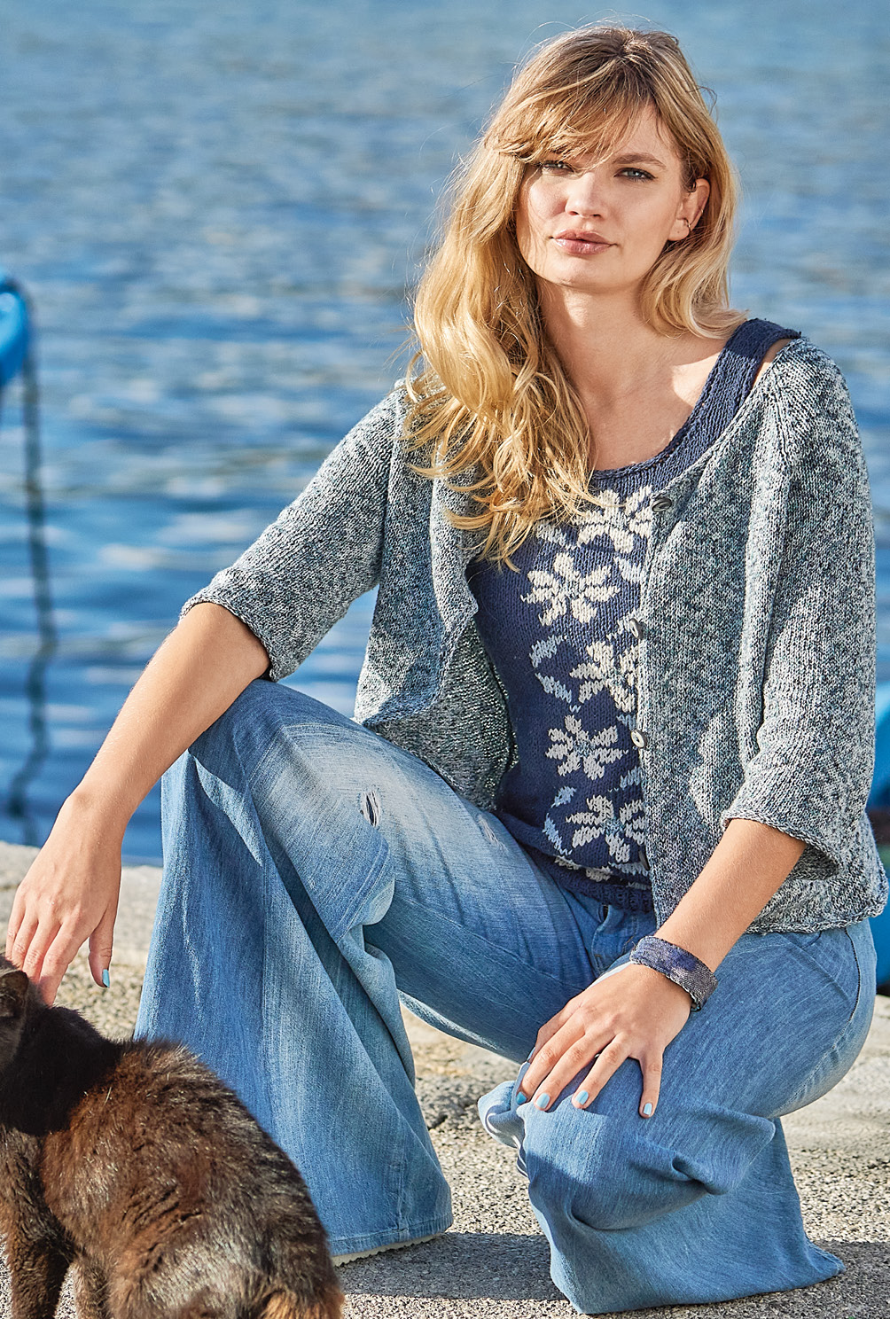 Modellansicht Bild 2: Melierte Jacke und Top mit Blumen