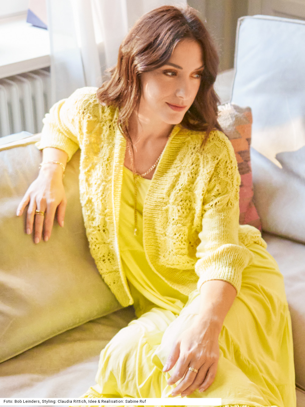 Modellansicht Bild 1: Jacke mit Loch-Zopfmuster in Gelb
