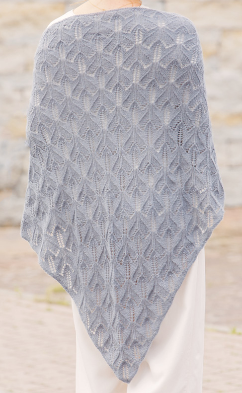 Modellansicht Bild 6: Strickset in Grau aus Armstulpen, Umhängetasche und Dreieckstuch