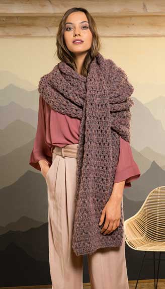 Modischer, handgemachter grobgestrickter Schal in Mauve, kombiniert mit einem fließenden, altrosa Blusen-Top.