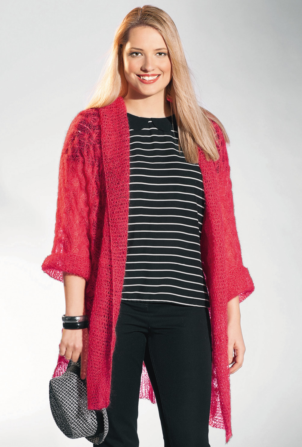 Quer getrickte rote Mohairjacke mit Zopfmuster