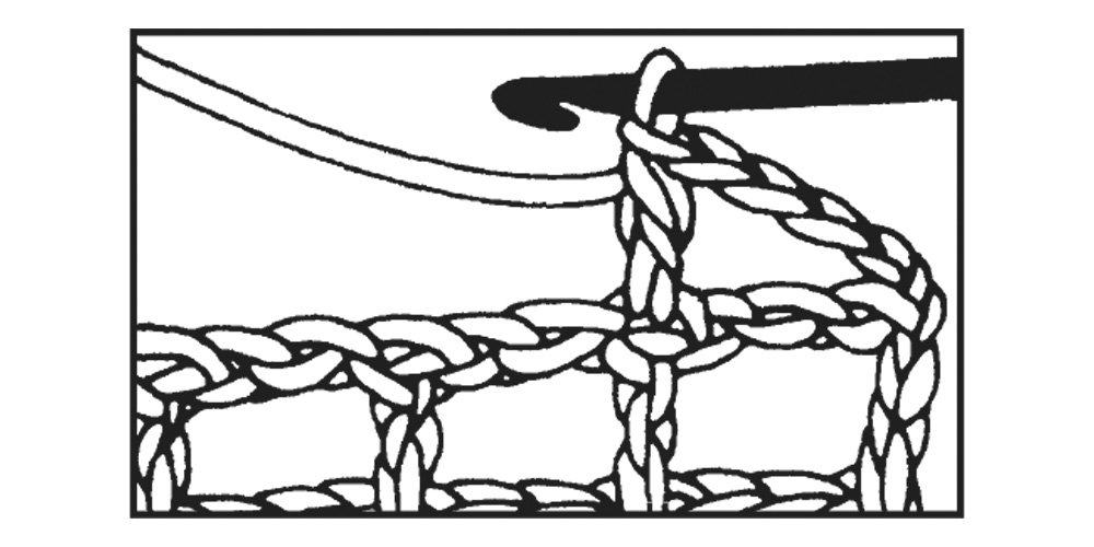 Schwarz-weißes, handgemachtes Häkelmuster mit Häkelnadel. DIY-Stil, Netzstruktur, ideal für modische Projekte.