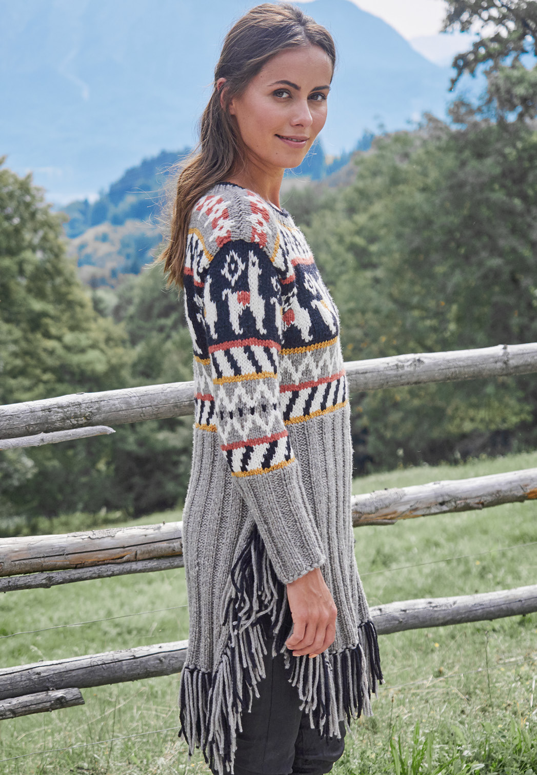 Modellansicht Bild 4: Longpulli mit Lamas