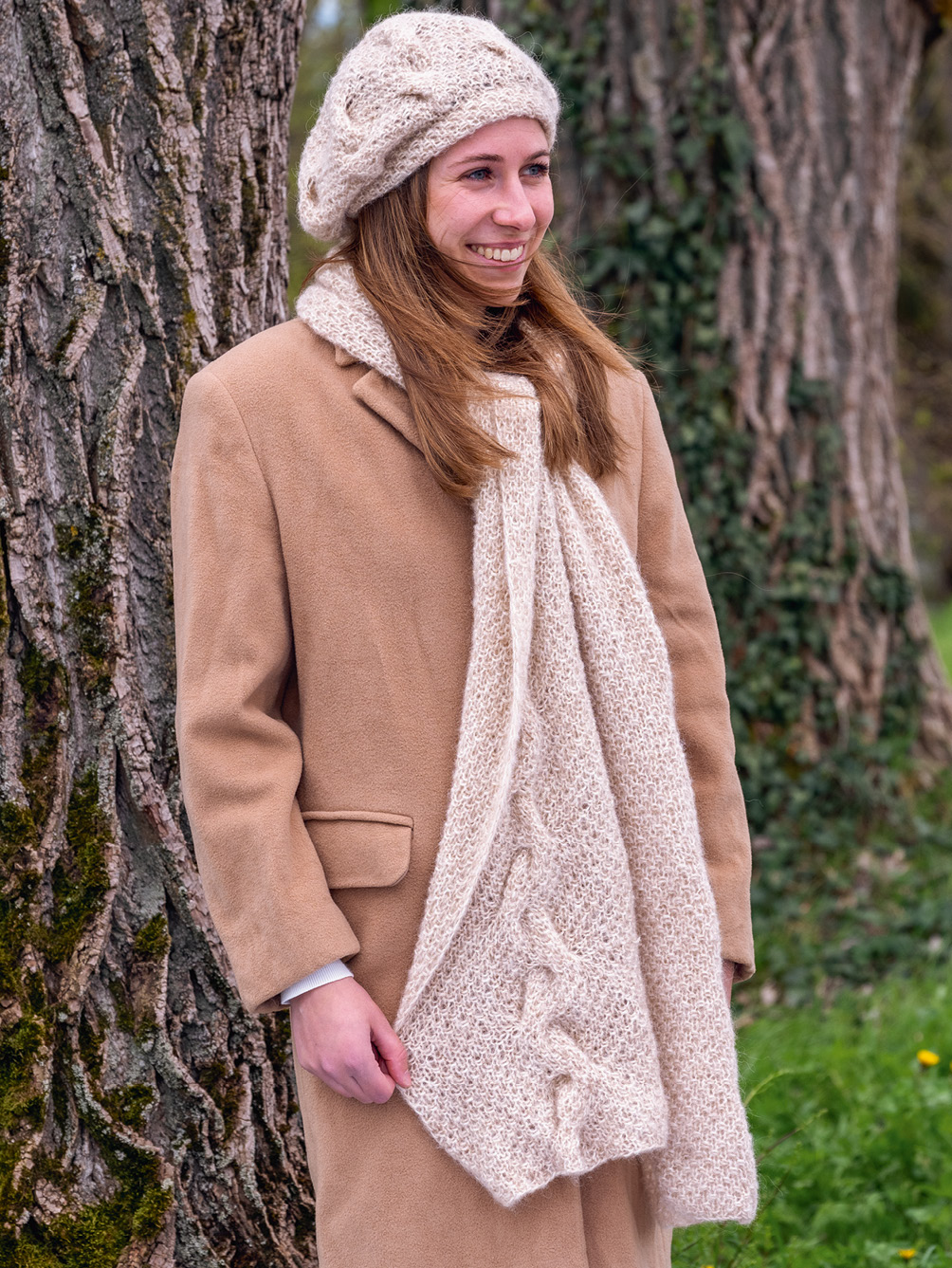 Modellansicht Bild 1: Strickset aus Mütze und Schal in Beige im Zopfmuster