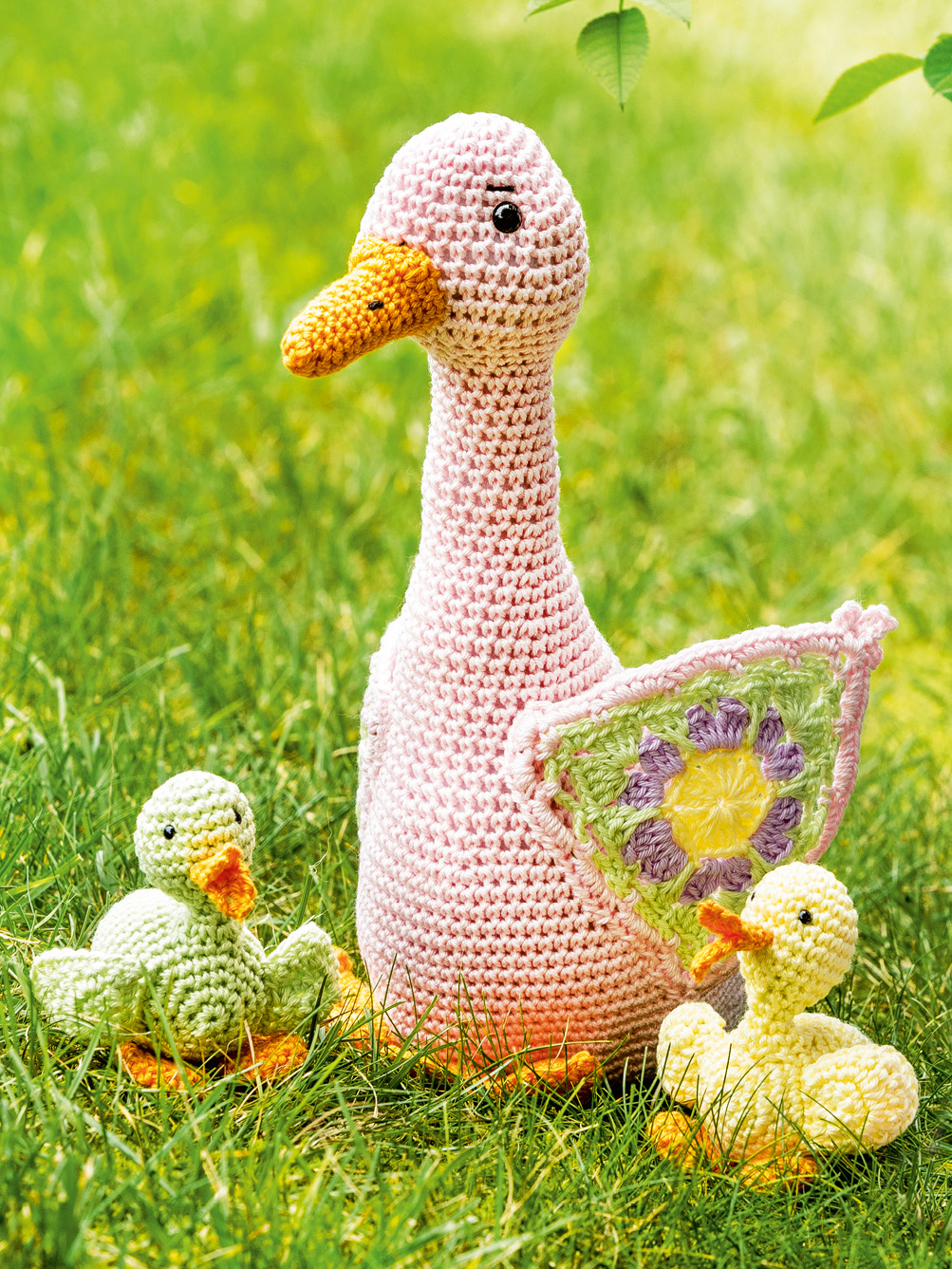 Gehäkelte Gänsemama mit 3 Gänsekindern in Pastelltönen Modellansicht Bild 1: Gehäkelte Gänsemama mit 3 Gänsekindern in Pastelltönen