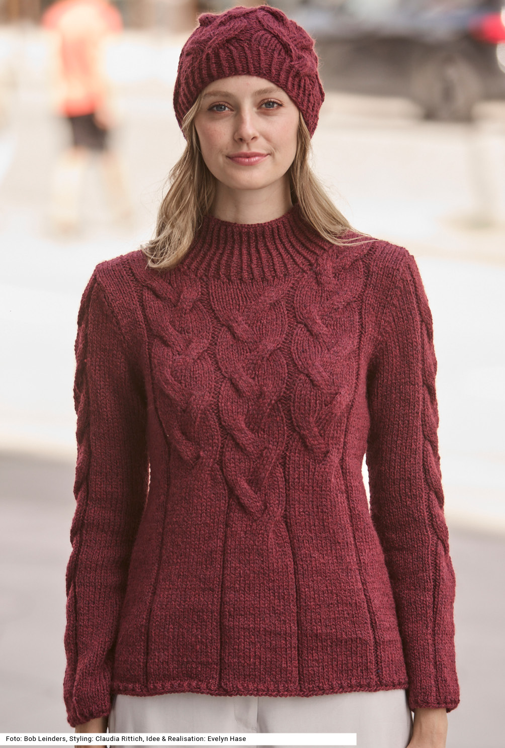 Modellansicht Bild 2: Pullover und Mütze mit Zöpfen