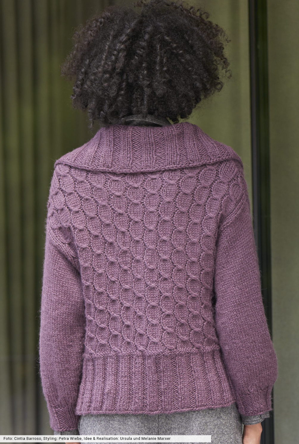 Modellansicht Bild 5: Zopfmuster-Pulli mit großen Kragen