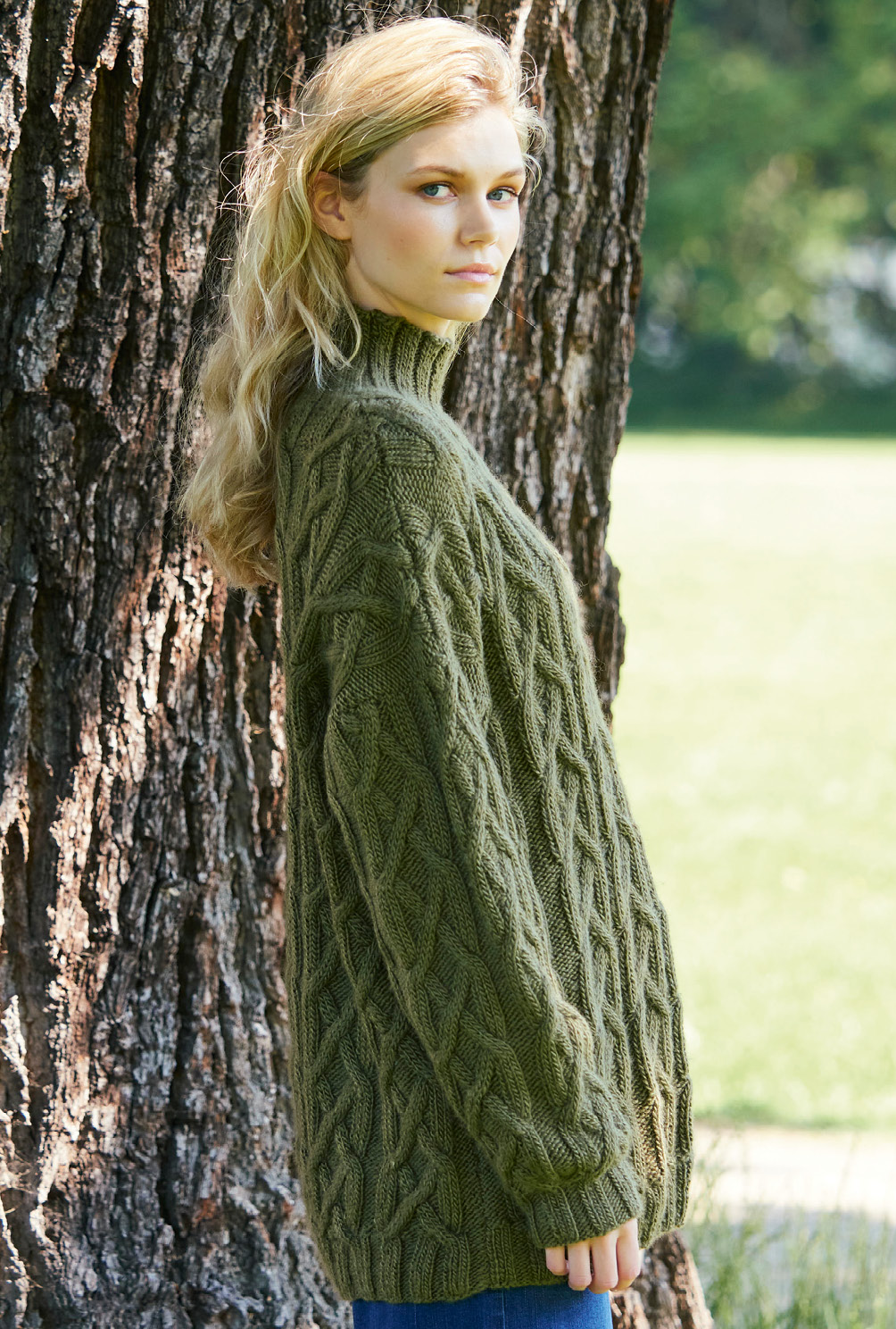 Modellansicht Bild 6: Olivgrüner Zopfmusterpulli