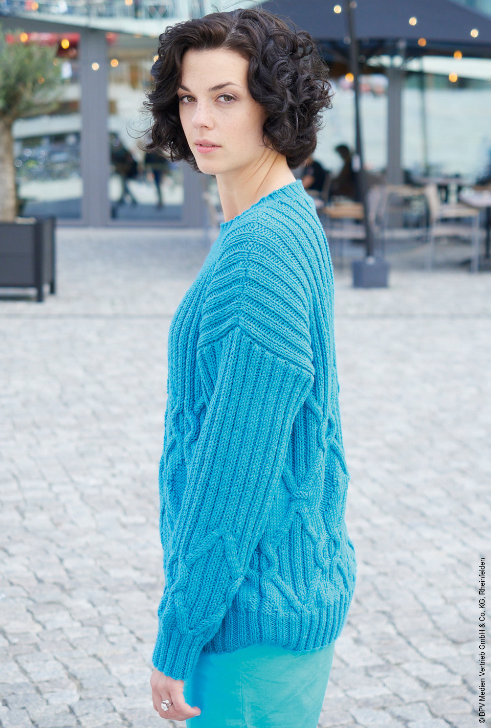 Modellansicht Bild 3: Pulli mit Rautenzöpfen und Rippen